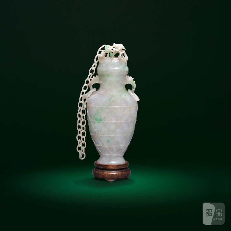 晚清/民國 翡翠雕雙活環耳帶鏈籃式蓋瓶 | A JADEITE BASKET-DESIGN VASE AND CHAINED COVER - 图2